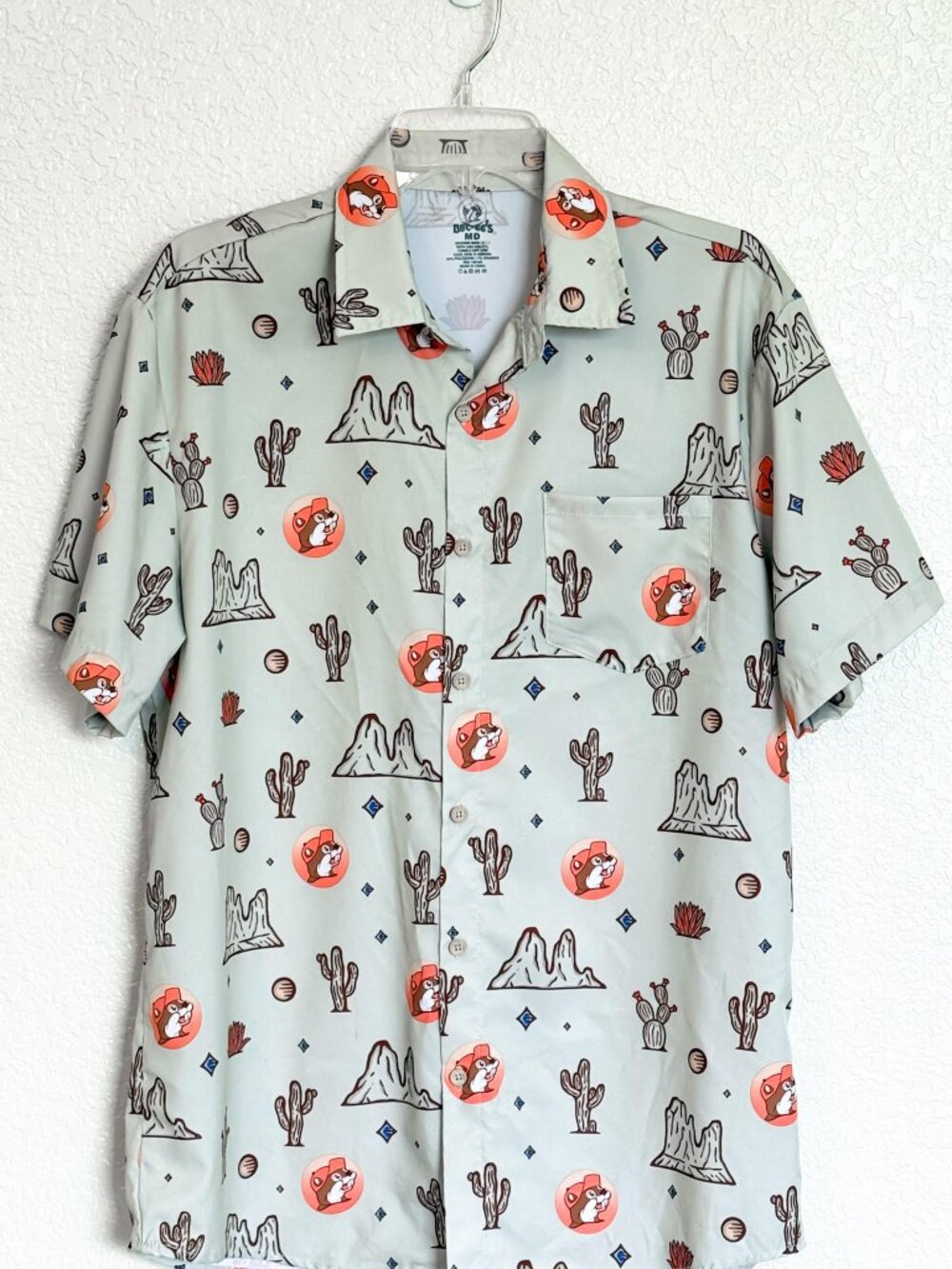 Buc-ee's Button Up Shirt Men's Medium Short Sleeve Beige Western Desert Cactus